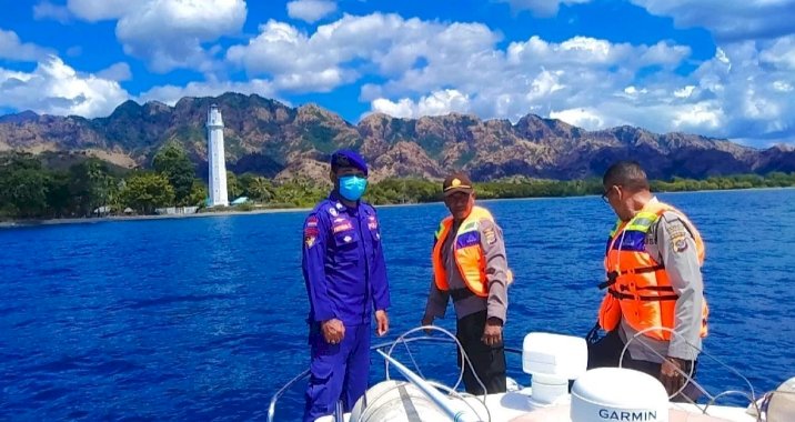 Cegah Nelayan Mencari Ikan Melewati Zona Perbatasan Negara, Kapolsek Insana Lakukan Patroli