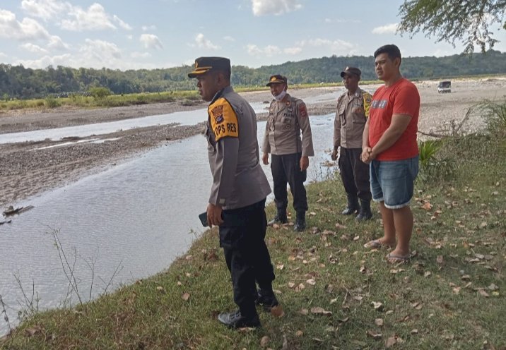 Kapolres TTU Lihat Pengerjaan Bronjong Bantaran Kali Haekto