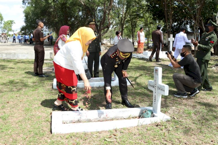 HUT Proklamasi RI, Kapolres TTU dan Bupati Ziarah ke TMP Cendana Loka