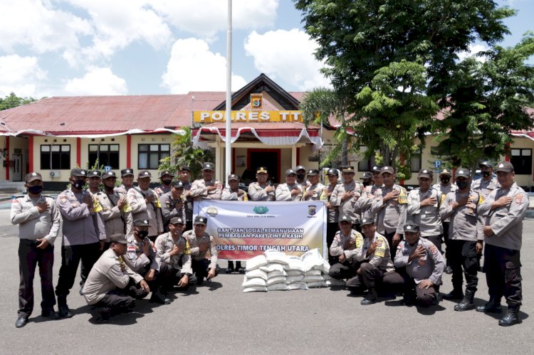 Kapolres TTU Salurkan Paket Cinta Kasih Untuk Masyarakat Kurang Mampu