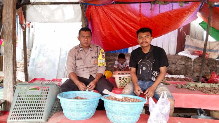 Bhabinkamtibmas Kefa Selatan Sambangi Pedagang Sirih Pinang di Terminal Kota Kefa