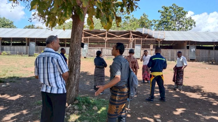 Ruang Kelas SMAN Insana Tengah Rusak Diterpa Angin Kencang, Anggota Polsek Insana Turun Lakukan Pulbaket