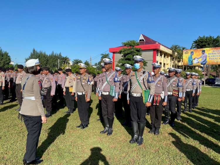 Unik anggota Polri Polda NTT Serentak   Kenakan Tas Motif Tradisional Produk UMKM.