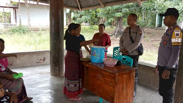 Kapolsek Insana Pimpin Pemberian Asupan Gizi Kepada Balita Stunting di Manunain A