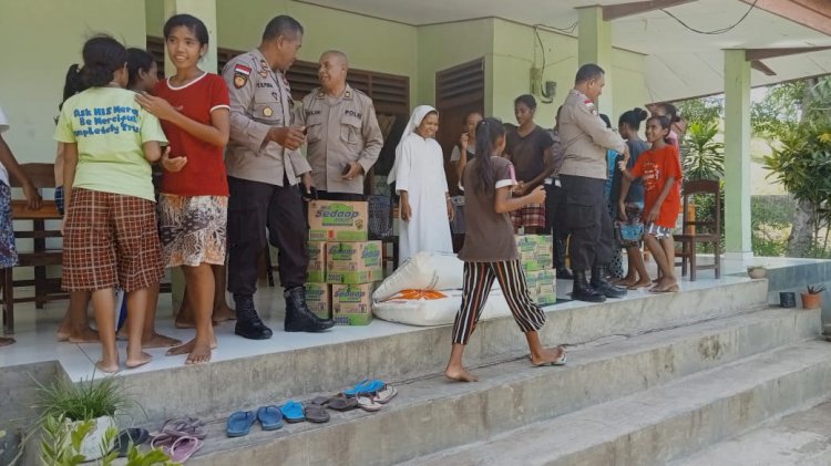 Maknai Paskah, Anggota Polres TTU Beragama Katolik Bantu Anak Panti Asuhan