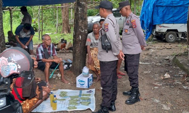 Beri Rasa Aman, Anggota Polsek Insana Gelar Pengamanan di Pasar Mingguan Mamsena