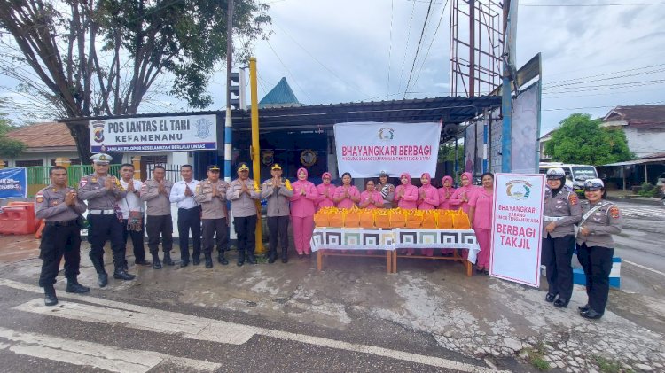 Sambut Bulan Suci Ramadhan, Kapolres TTU Bersama Ketua Bhayangkari dan PJU Bagi Takjil