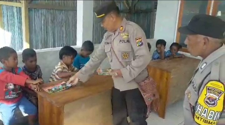 Sambut HUT Bhayangkara, Kapolsek Biboki Utara Bagi-bagi Buku Cerita Kepada Anak Paud