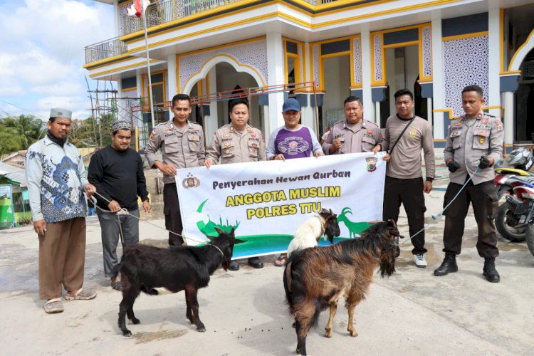 Anggota Polres TTU Beragama Islam Serahkan Hewan Kurban Idul Adha di Tiga Masjid