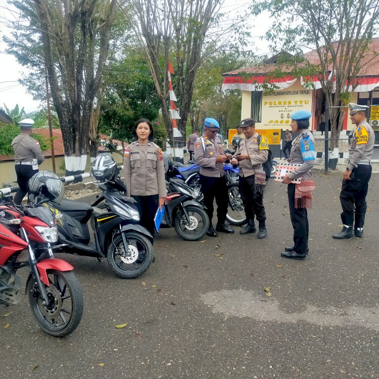 Anggota Polres TTU Pastikan Kelengkapan Kendaraan Sebelum Periksa Masyarakat