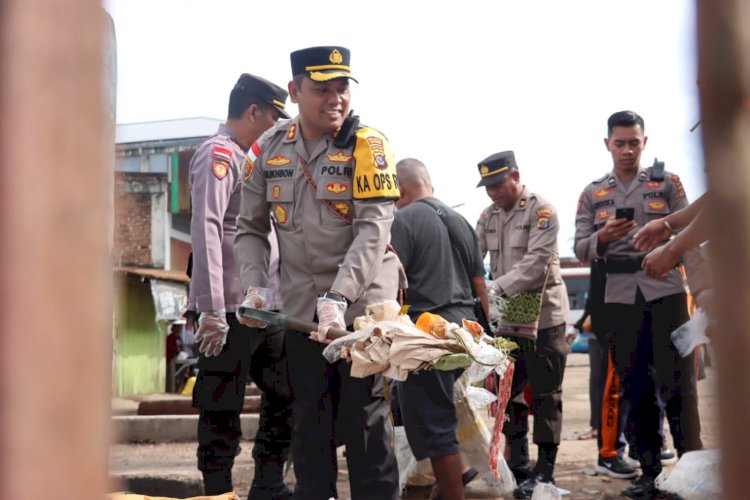 Pimpin Pembersihan Sampah di Terminal Kefamenanu, Kapolres TTU : Wujud Aksi Peduli Lingkungan