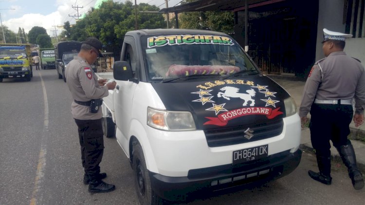 Ops Patuh Turangga Tingkat Polres TTU, Anggota Bagikan Brosur Petunjuk Kamseltibcarlantas  untuk Pengemudi