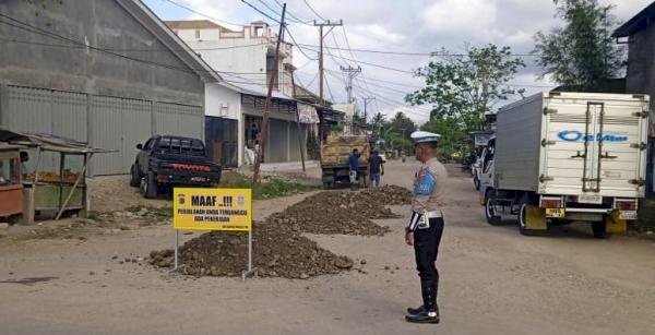 Gandeng Pelaku Usaha, Sat Lantas Polres TTU Berinisiatif Perbaiki Jalan Berlubang