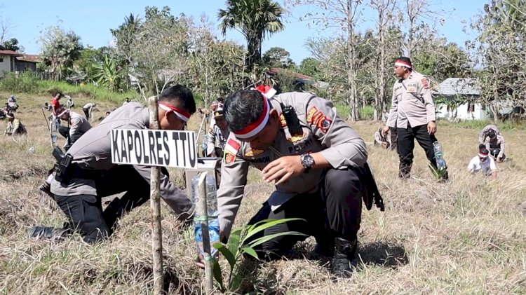 Tanam 2.400 Anakan Pohon, Kapolres TTU : Salam Lestarikan Negeri