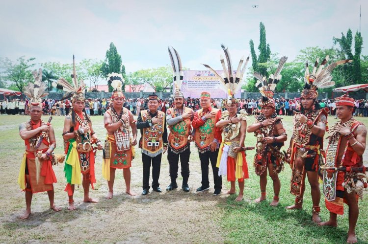 Disaksikan Ribuan Masyarakat, Wakapolri Dianugerahi Warga Kehormatan Dayak Kalteng Dan Bagikan 5.000 Paket Bansos