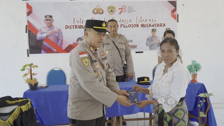 Tindak Lanjut Program Polri Peduli Budaya Literasi,  Kabag SDM Polres TTU Bagi Buku di SMA Dharma Ayu