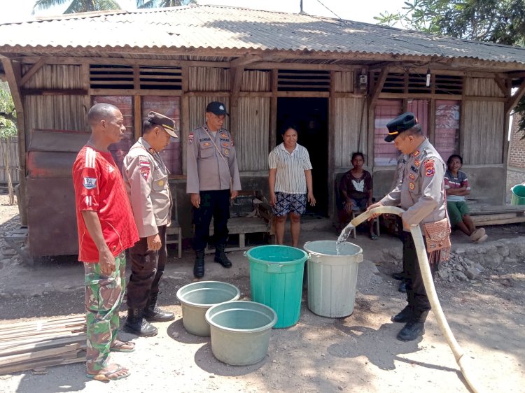 Polres TTU Distribusi Air Bersih Dua Tangki di Kecamatan Biboki Utara