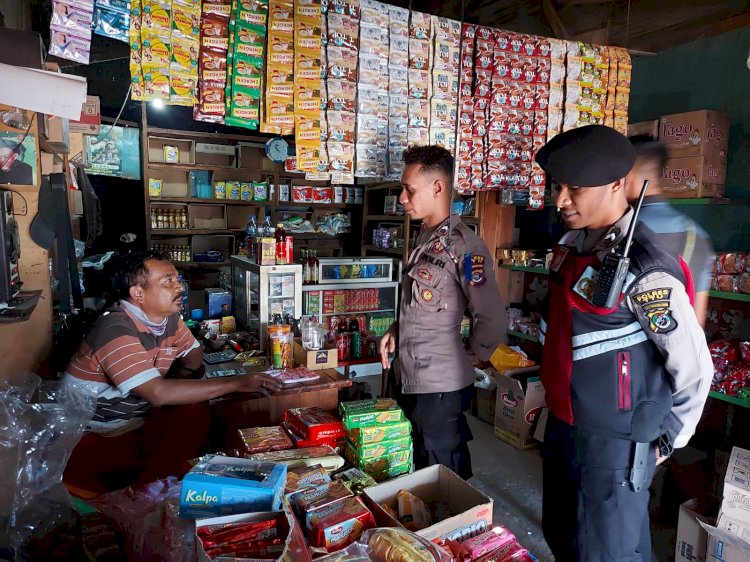 Operasi Pekat Jelang Pemilu Serentak, Anggota Polres TTU Periksa Makanan Kadaluarsa