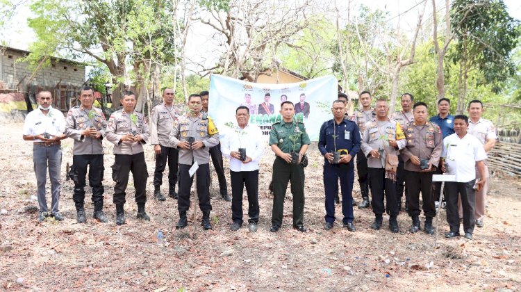 PENANAMAN 150 POHON: Polres TTU dan Pemerintah Daerah Bergerak Bersama untuk Hijaukan Kabupaten, Wakil Bupati: 'Ini Langkah Penting untuk Masa Depan