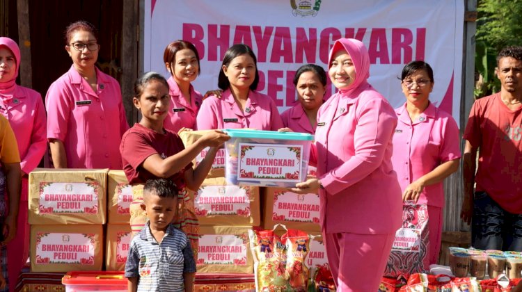 Tekan Angka Stunting, Bhayangkari Cabang TTU Bantu Paket Sembako Untuk Anak Stunting