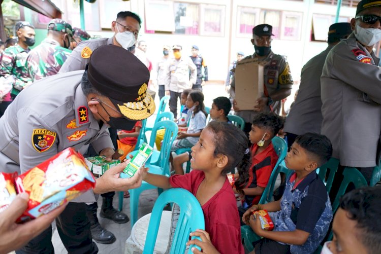 Kapolda NTT bersama Danrem 161 dan Danlanud Eltari Kupang Memberikan Dukungan kepada Korban Erupsi Gunung Lewotobi.-