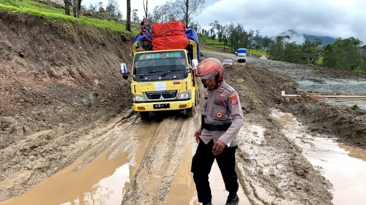 Perjuangan Anggota Polres TTU Bersama Masyarakat Berhasil Distribusi Logistik ke TPS