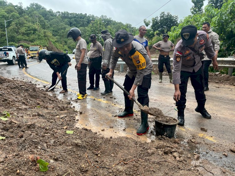 Hujan Deras, Kapolres TTU dan Anggota Turun Bersihkan Material Longsor