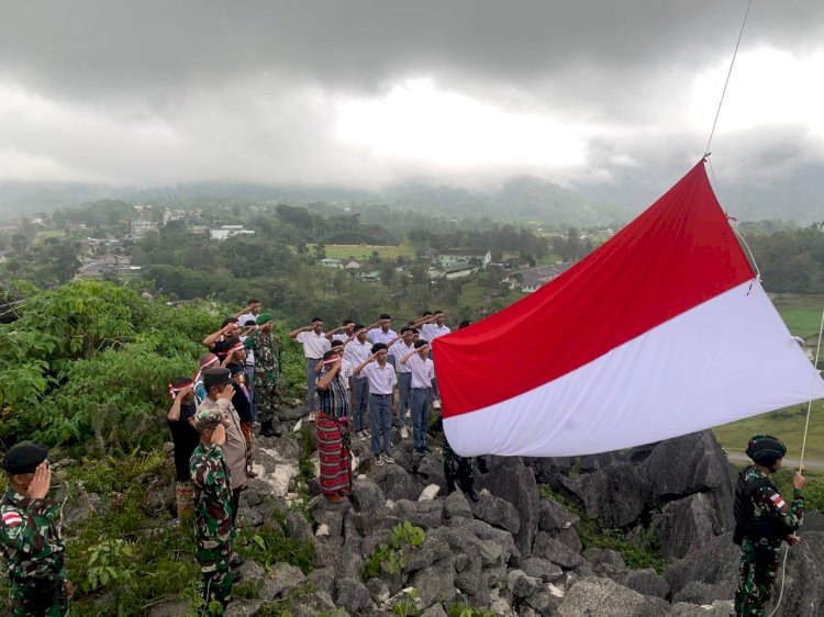 Polsek Miobar Polres TTU Ikut Pengibaran Bendera Merah Putih di Atas Bukit Baff