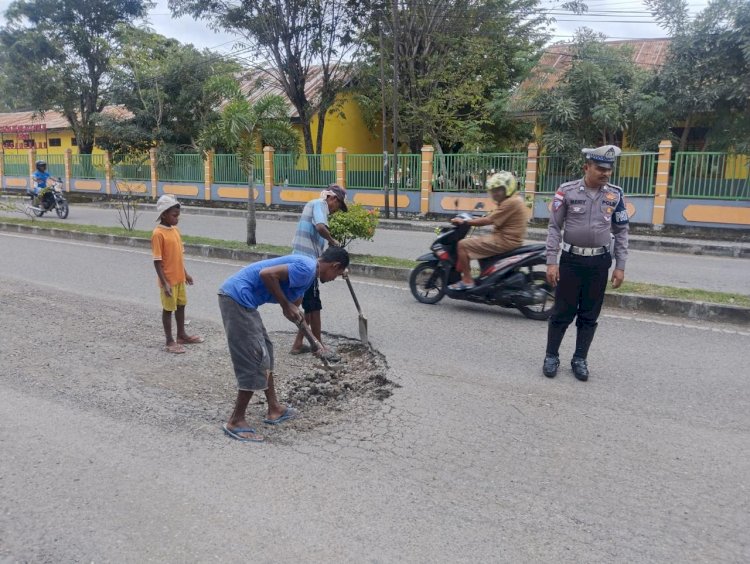 Tindaklanjut Petunjuk Kapolres TTU, Sat Lantas Gandeng Pengusaha Perbaiki Jalan Berlubang