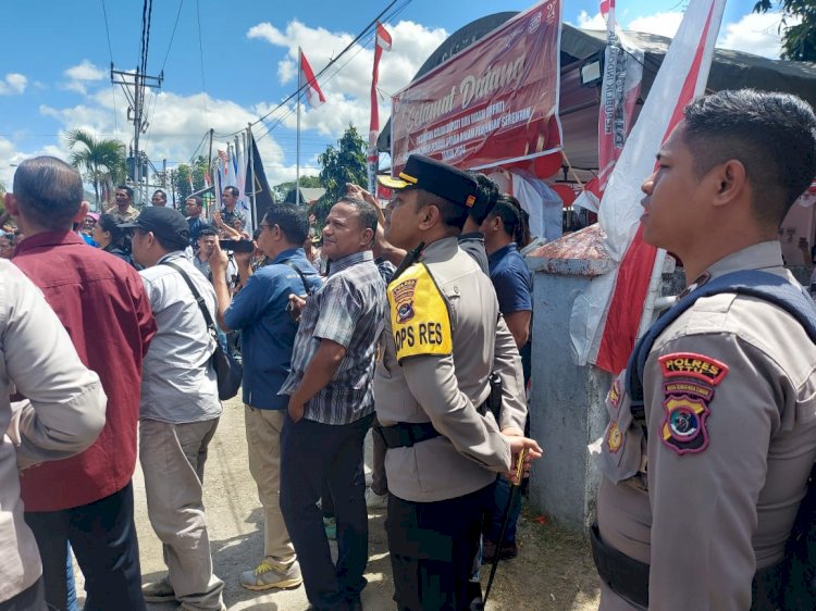 Pengaman Pendaftaran 3 Bakal Calon Bupati dan Calon Wakil Bupati : Anggota Polres TTU Serbu Gerobak Bakpau Akang Mus