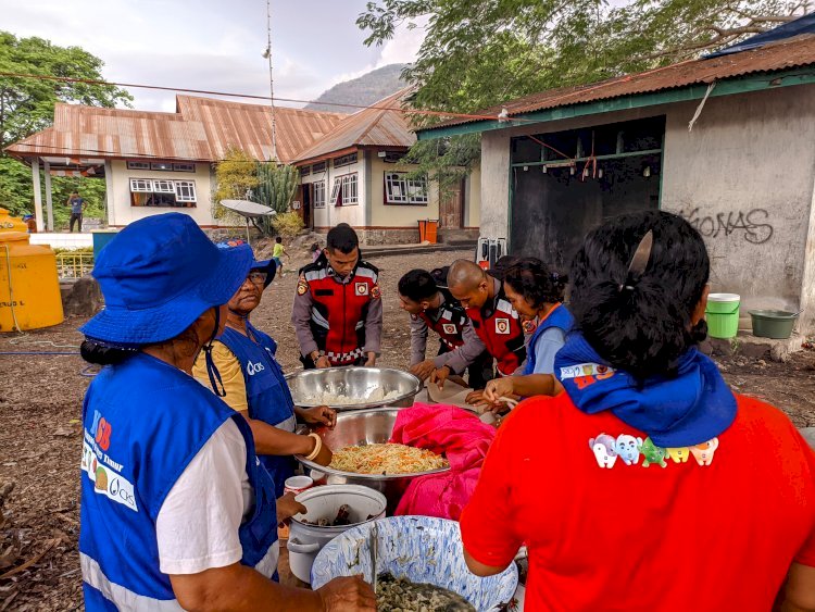 Personel BKO Polda NTT Berikan Bantuan Air Bersih dan Makanan Siap Saji untuk Pengungsi Erupsi Gunung Lewotobi