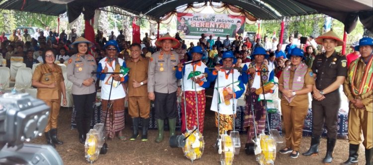 Penanaman Jagung Bersama; Kapolda NTT Sosialisasi Ketahanan Pangan di Desa Letneo, TTU