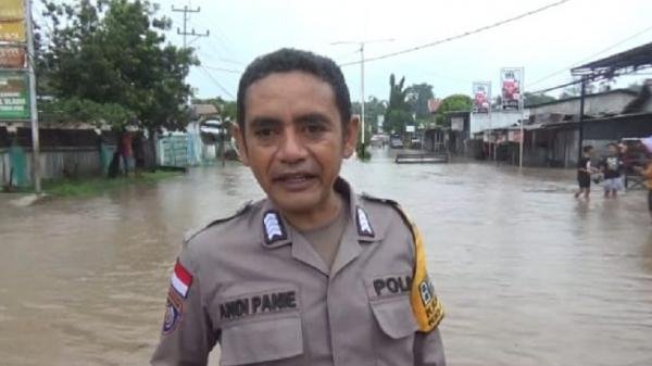 Bhabinkamtibmas Maubeli Sigap Selamatkan Nenek dan Dua Cucu dari Kepungan Banjir di Kefamenanu