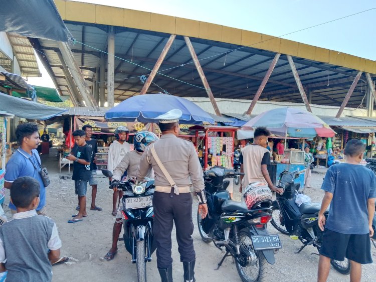 Unit Kamsel Satlantas Polres TTU Gencar Sosialisasi Keselamatan Berkendara di Pasar Lama Kefamenanu