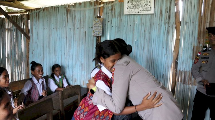 20 Siswa SMPN Maubeli Terima Bantuan Pendidikan dari Polda NTT