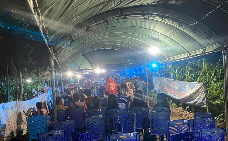 Hadir di Tengah Warga, Bhabinkamtibmas Desa Fatunisuan Pastikan Syukuran Wisuda Berjalan Kondusif