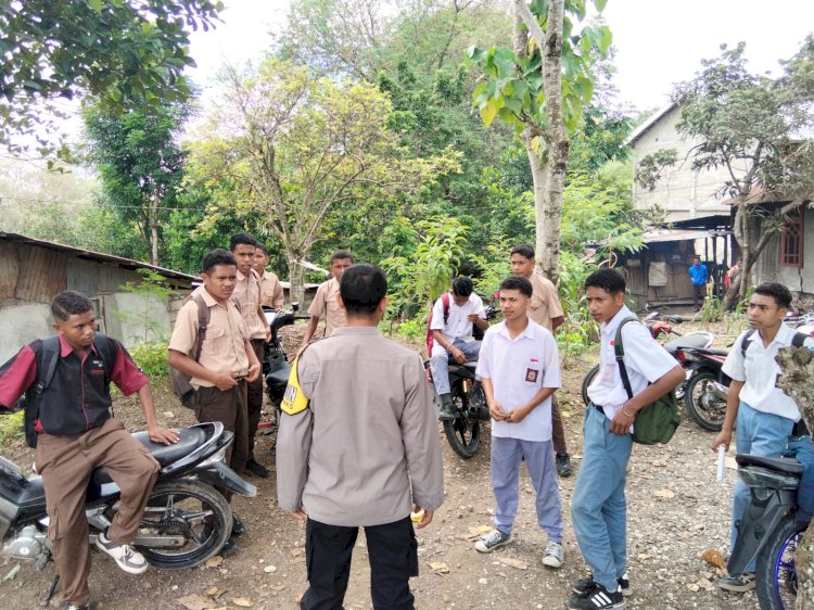 Dekati Generasi Muda, Bripka Veramus Ajak Siswa SMK Suara Timor Jauhi Kenakalan Remaja