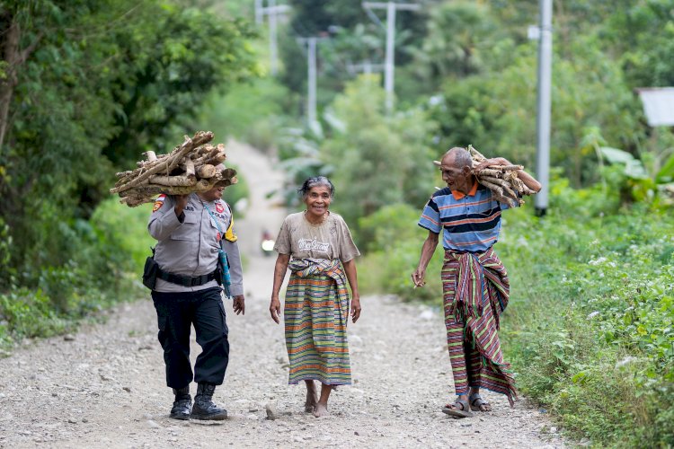 Aksi Humanis Aipda Lius Selan, Saat Seragam Cokelat Merangkul Kemanusiaan di Desa Tublopo
