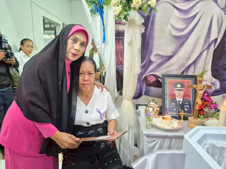Bhayangkari Cabang TTU, melaksanakan giat melayat ke rumah duka almarhum Iptu Frans Bay Meo sebagai bentuk dukungan moril bagi keluarga yang ditinggalkan.
