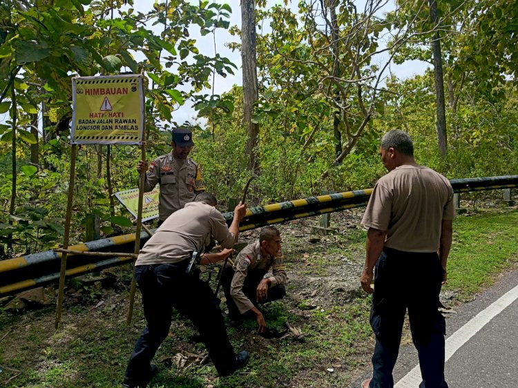 Polsek noemuti Pasang Papan Himbauan di Lokasi Longsor Hutan Jati Oeluan, Pengguna Jalan Diminta Waspada