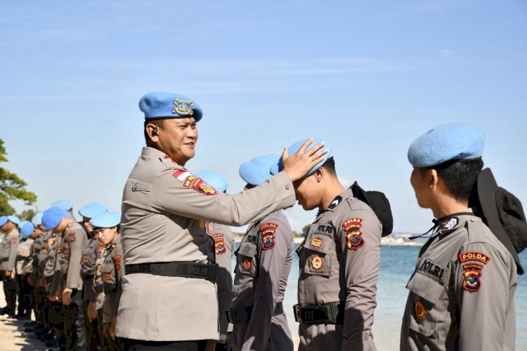 Kabidpropam Polda NTT Pimpin Penyematan Baret Biru dan Aksi Bersih Pantai Pasir Panjang