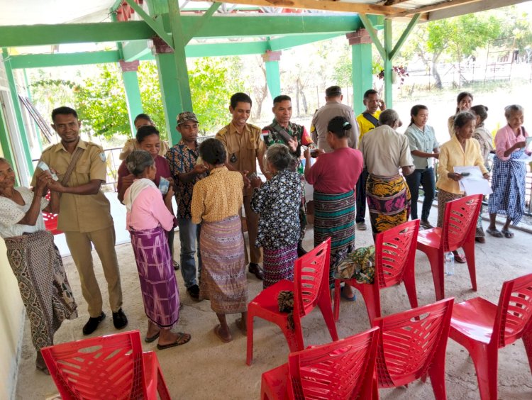 Wujud Humanis Polri, Bhabinkamtibmas Kawal Langsung Penyaluran BLT Dana Desa di Biboki Anleu Demi Tepat Sasaran