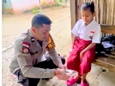 Menyisihkan Gaji Demi Masa Depan Anak Bangsa: Kisah Haru Seorang Bhabinkamtibmas Antarkan Seragam Sekolah ke Pelosok Desa Kiusili