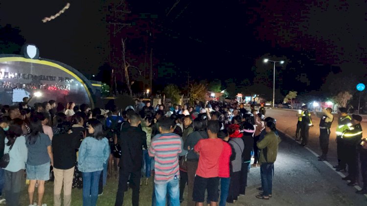 Polres TTU Kawal Aksi Solidaritas 1.000 Lilin untuk Dr. Eliza Princila Utami Pakaenoni