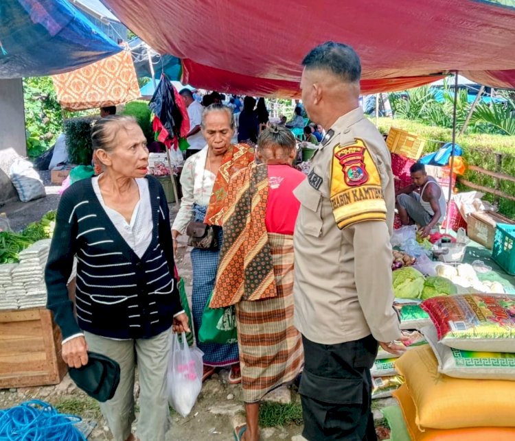 Bhabinkamtibmas Polsek Noemuti Gelar Patroli Dialogis di Pasar Kote