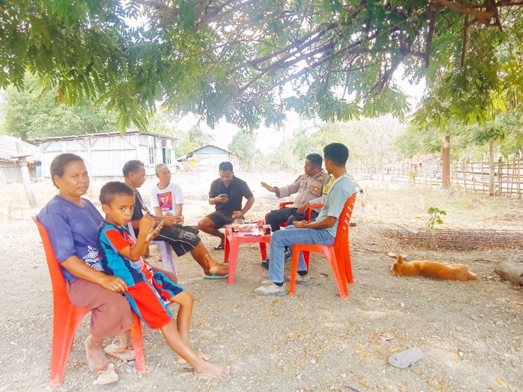 Bersantai di Bawah Rindangnya Pepohonan, Bhabinkamtibmas Desa Motadik Gelar Patroli Dialogis dan Penyuluhan Kamtibmas