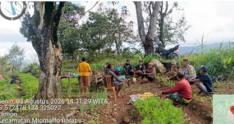 Wujud Nyata Pengabdian Tanpa Sekat: Bhabinkamtibmas Polsek Miobar Turun ke Ladang Sayur, Gelar Patroli Dialogis dan Bantu Warga Buat Bedeng di Desa Lemon