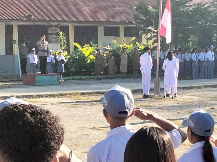 Wujudkan Generasi Muda Berkarakter dan Taat Hukum, Waka Polres TTU Pimpin Upacara Bendera di SMA N 2 Kefamenanu
