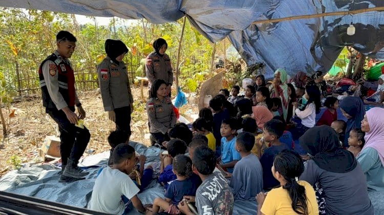 Polwan Polres Manggarai Timur Hadirkan Senyum Anak-Anak Pengungsi Gempa Lewat Trauma Healing