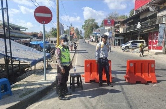Polres TTU Bersama Dishub Rekayasa Arus Lalu Lintas di Perempatan Pasar Lama Kefamenanu